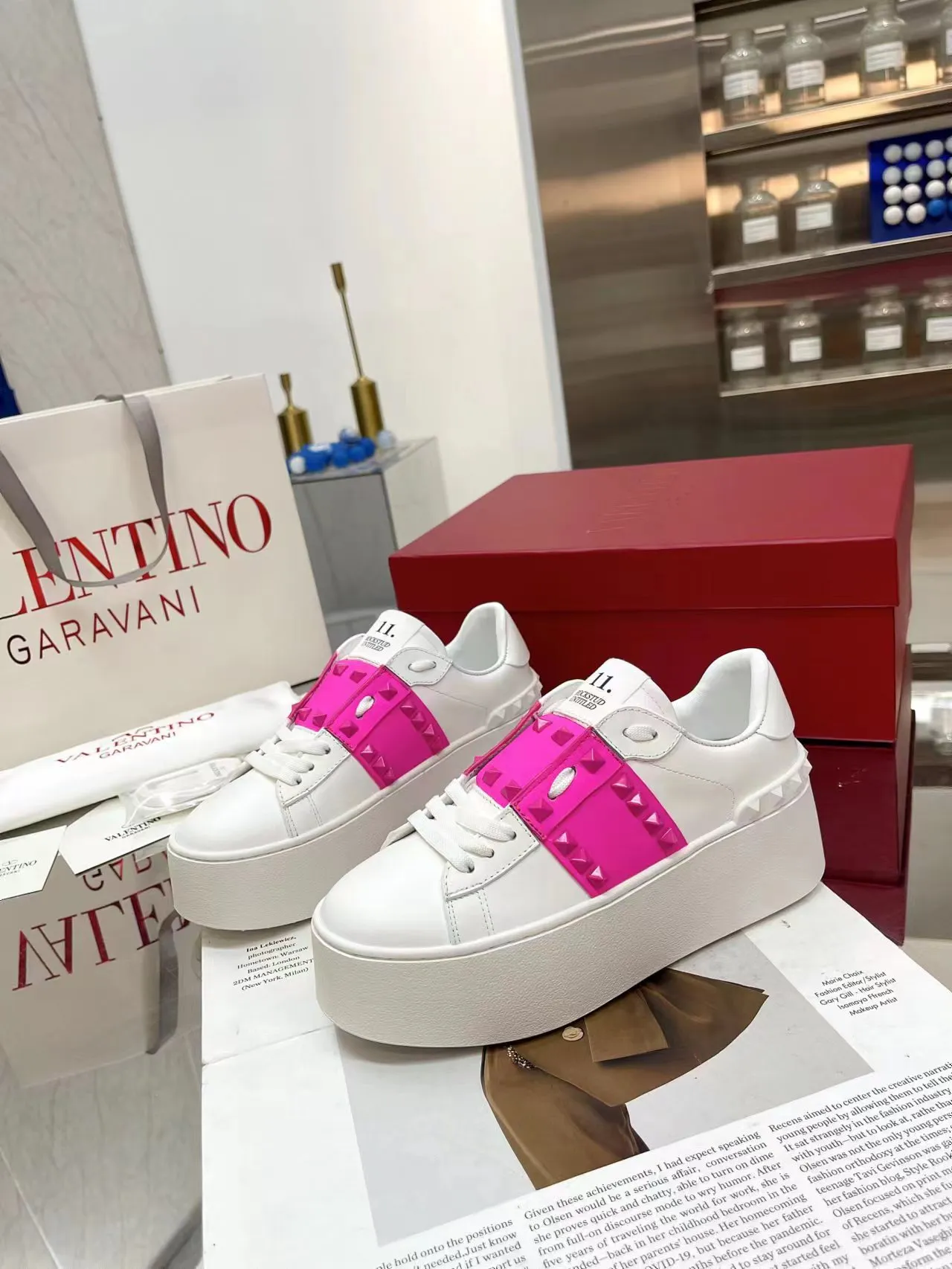 👟👟Ex-factory price 620👟👟 The latest thick-soled high version of Nujia Valentino Valentino 23ss spring and summer thick-soled rivet sports and casual shoes white shoes 2023 latest model hot-selling series hard to find after being launched in Japan super hot classic rivet series with thick sole 6cm higher purchased original development every detail is very exquisite🎁 Upper: silk cowhide splicing Lining: Cowhide lining Outsole: Original synchronized TPR outsole 6cm height increase Size: Female 35-41 (40.41 customized)
